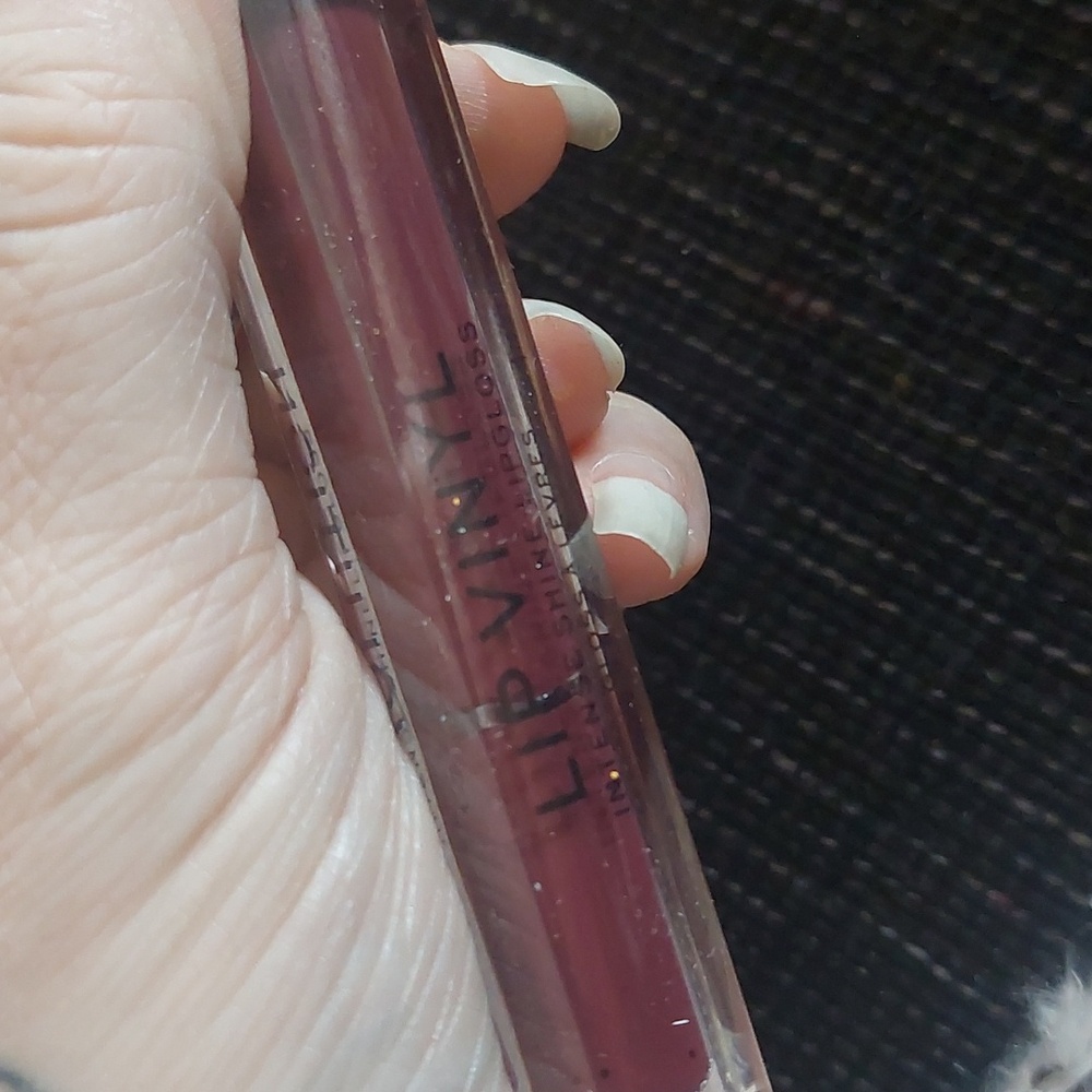 New makeup‎ revolution lip vinyl black forest - Picture 4 of 5